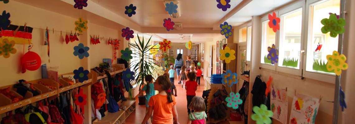 Kinder im Flur