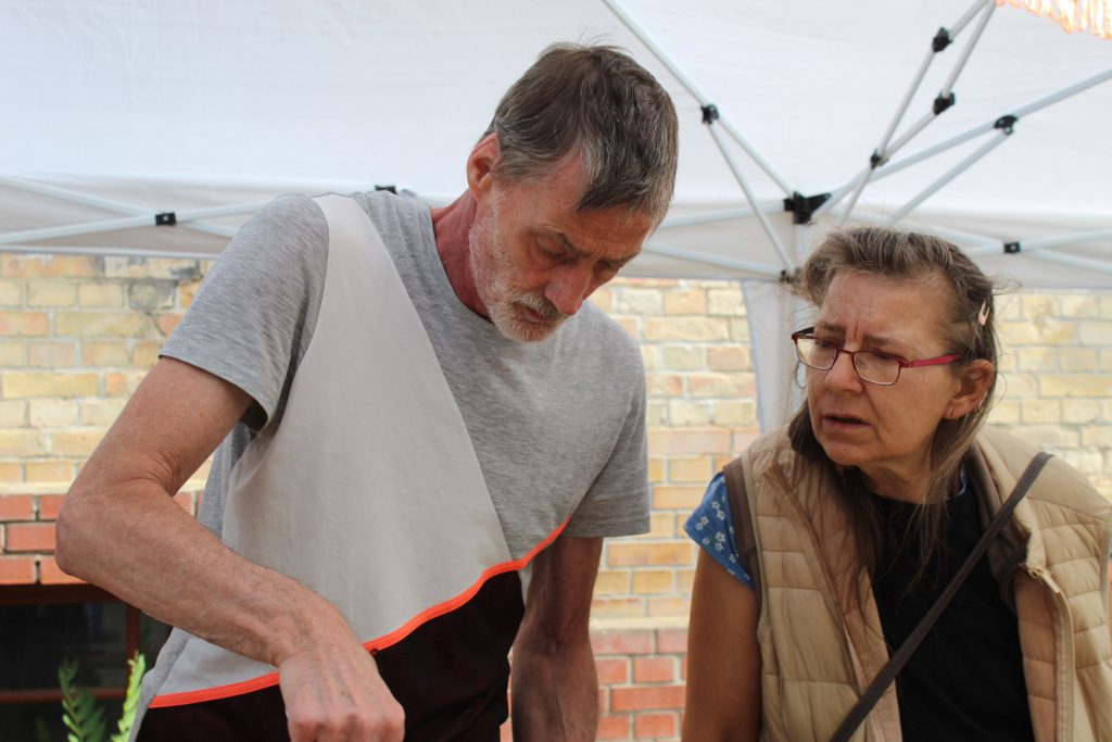 Zwei Personen stehen unter einem Pavillon 