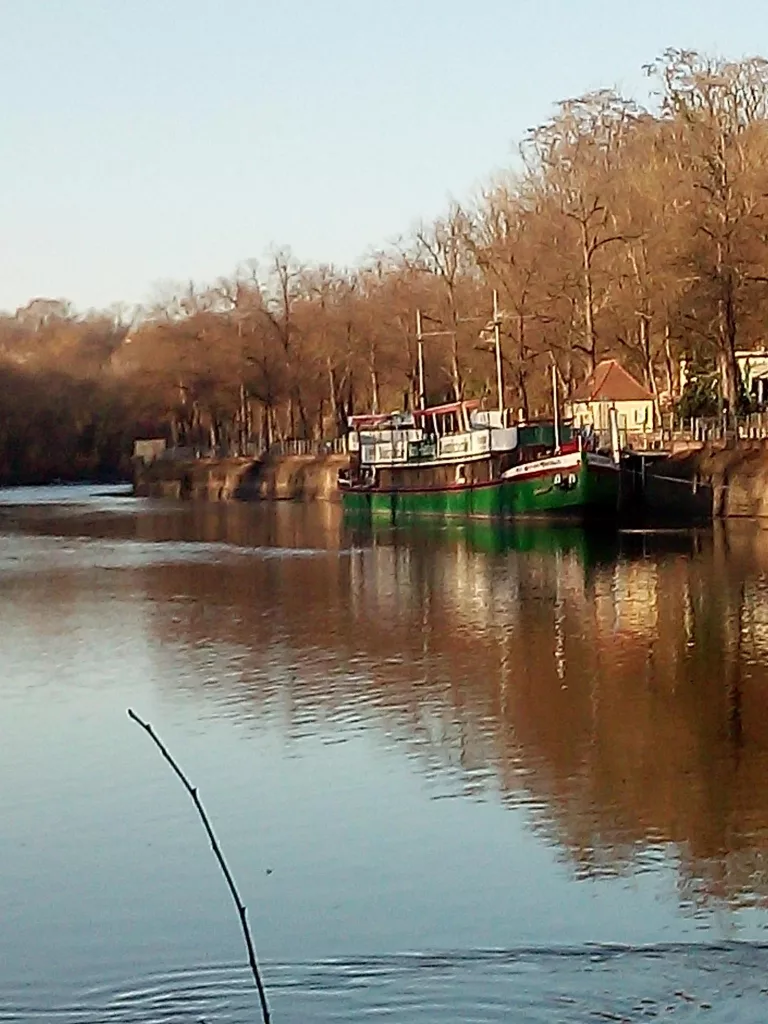 Boot am Ufer der Saale