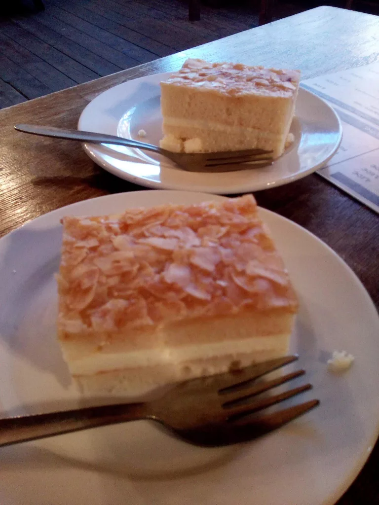 zwei Stück Bienenstich auf Tellern