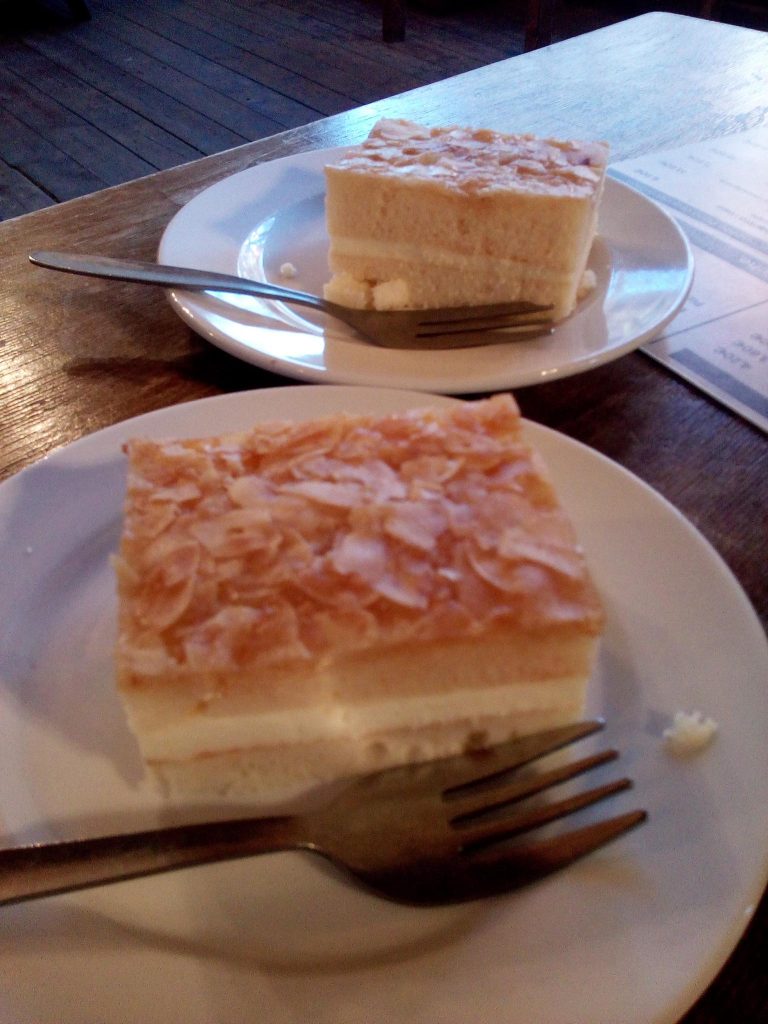 zwei Stück Bienenstich auf Tellern