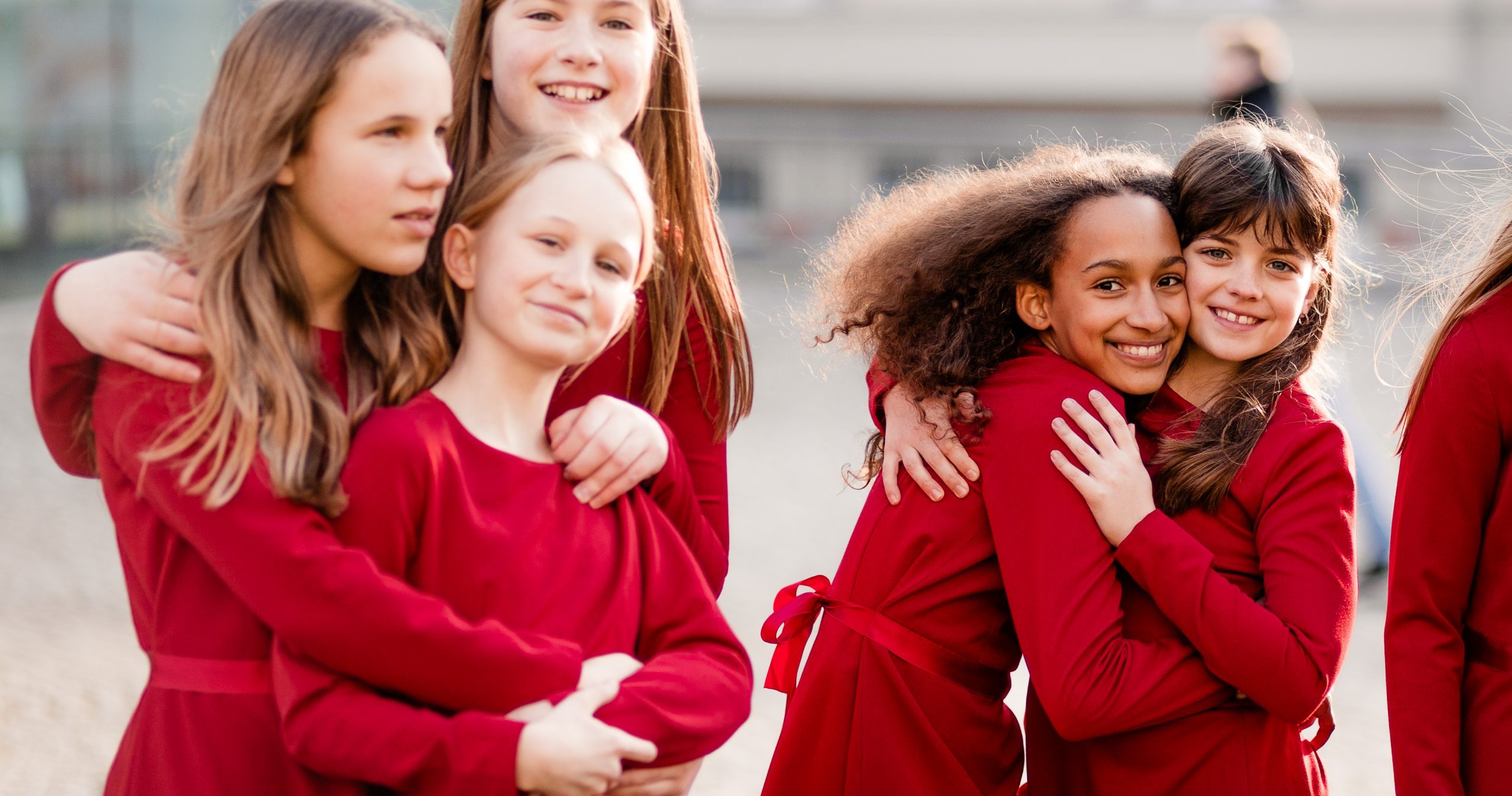 Kinder umarmen sich freundschaftlich