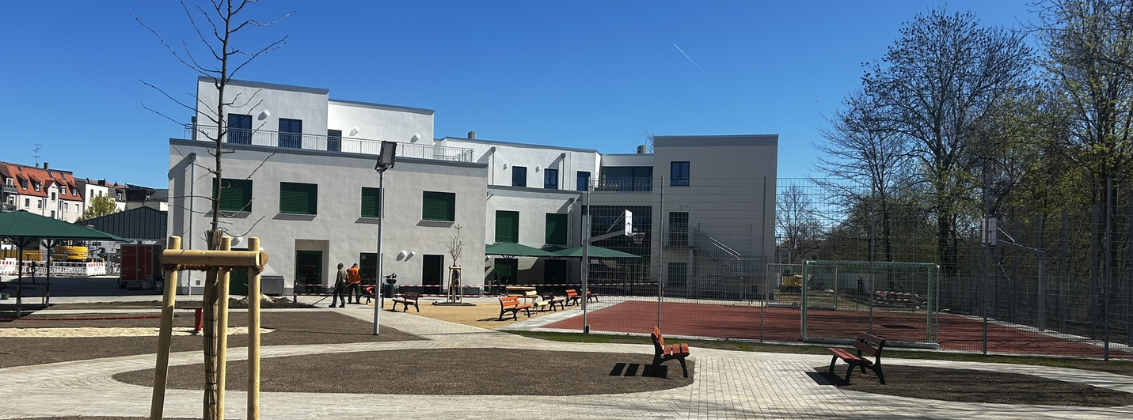 Neues Hortgebäude und Hof