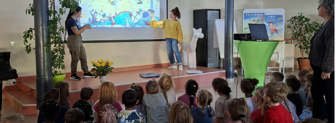 Kinder hören einer Präsentation zu