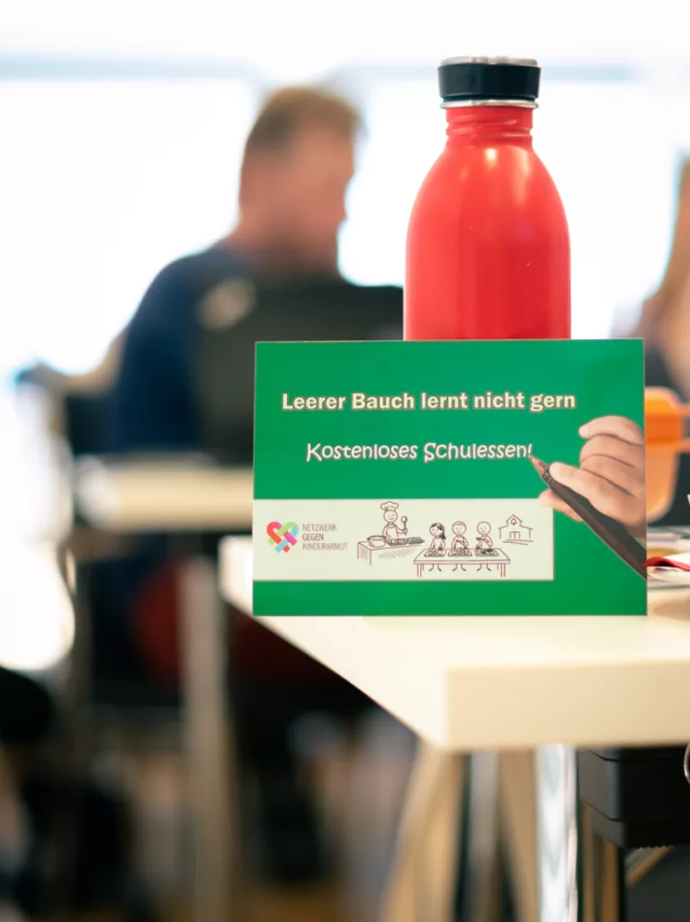 "Leerer Bauch lernt nicht gern"-Schild auf Tisch