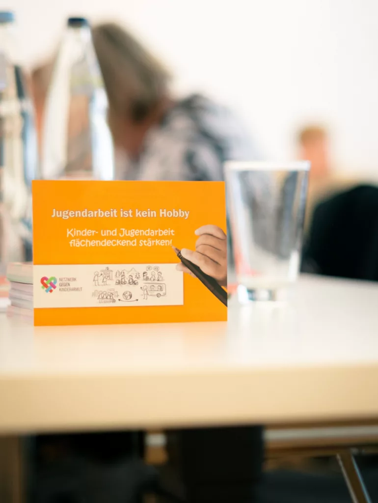 "Jugendarbeit ist kein Hobby"-Schild auf Tisch