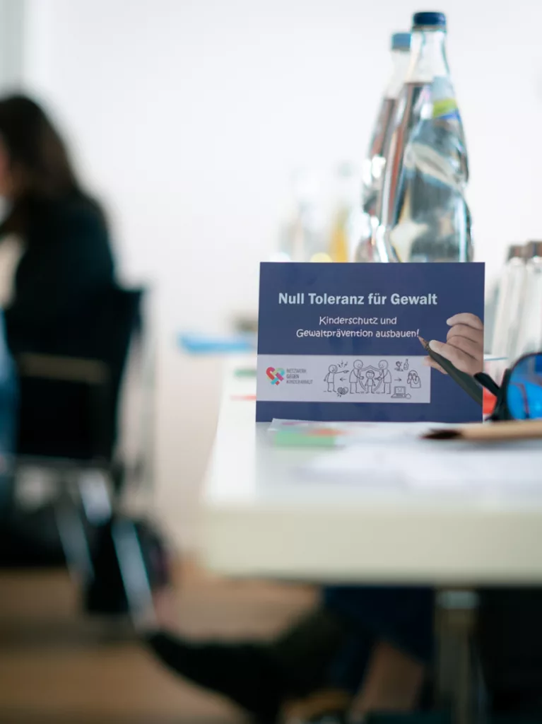 "Null Tolleranz für Gewalt"-Schild auf Tisch