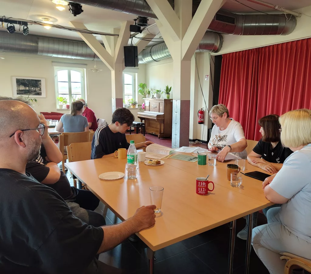 Gesprächsrunde an einem Tisch 1