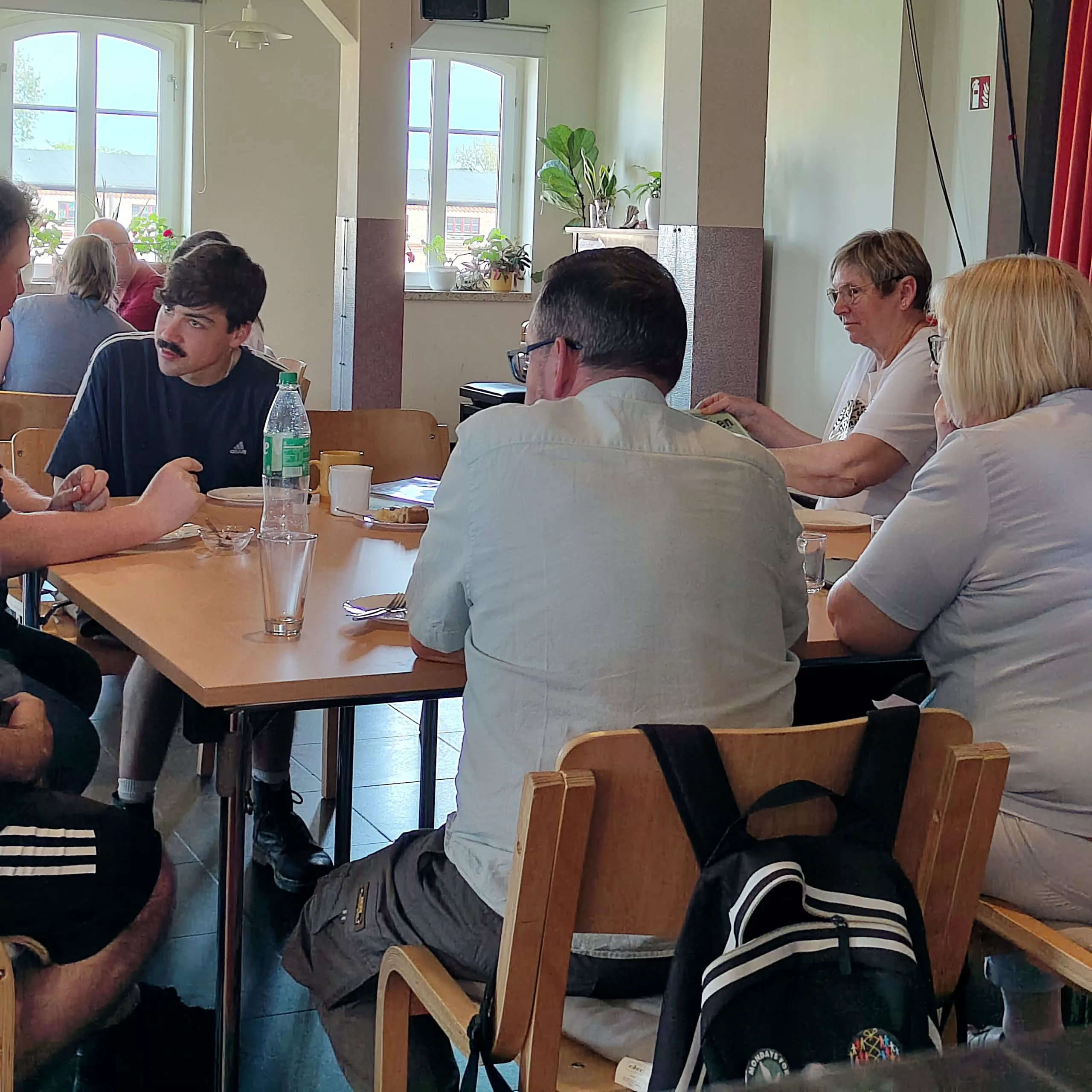 Gesprächsrunde an einem Tisch 2