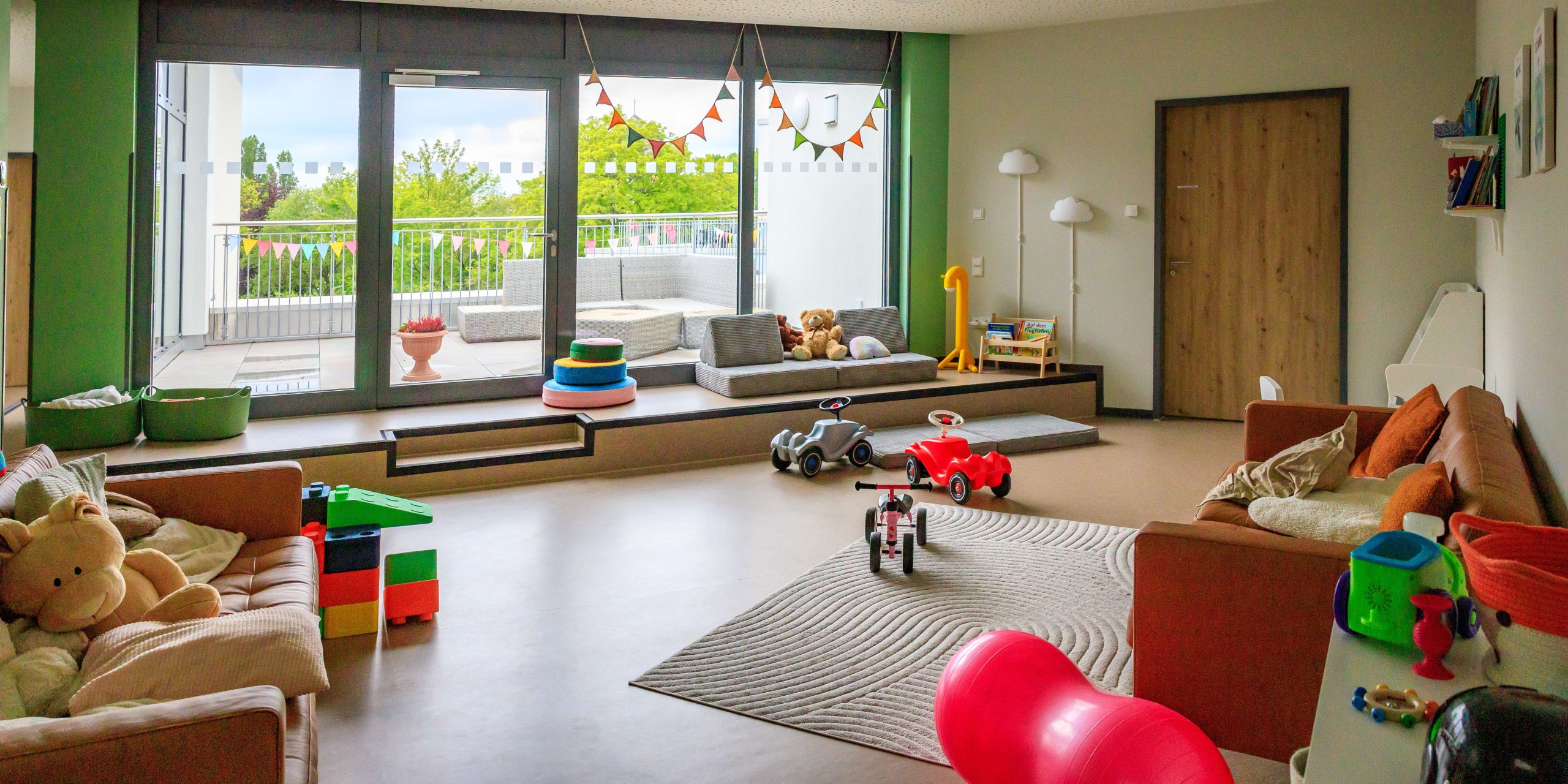 Zimmer mit Sofas und Spielsachen