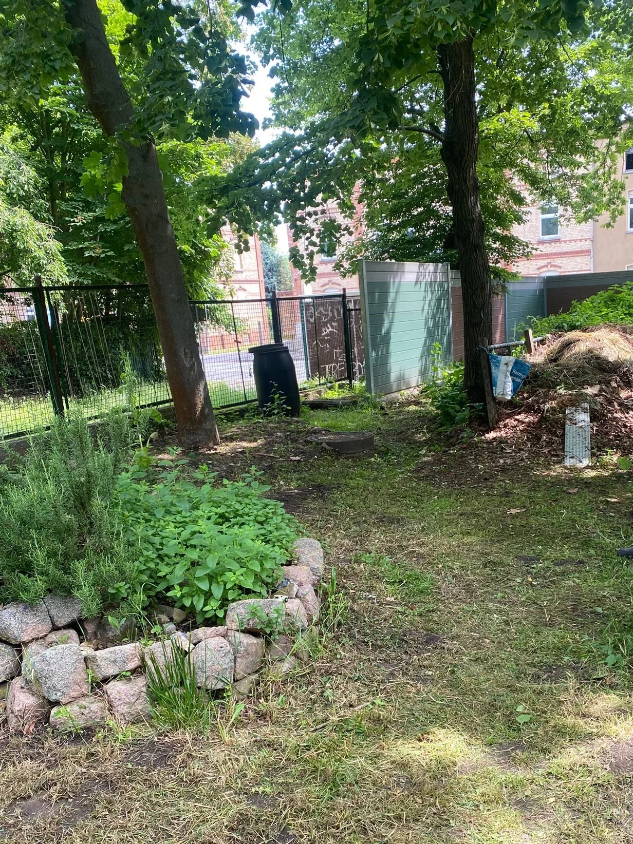 Garten Kräuterbeet und Kompost 