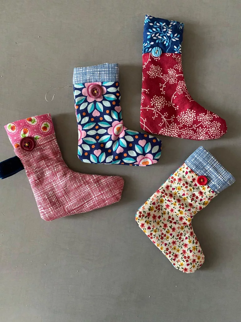 bunte, handgenähte Söckchen