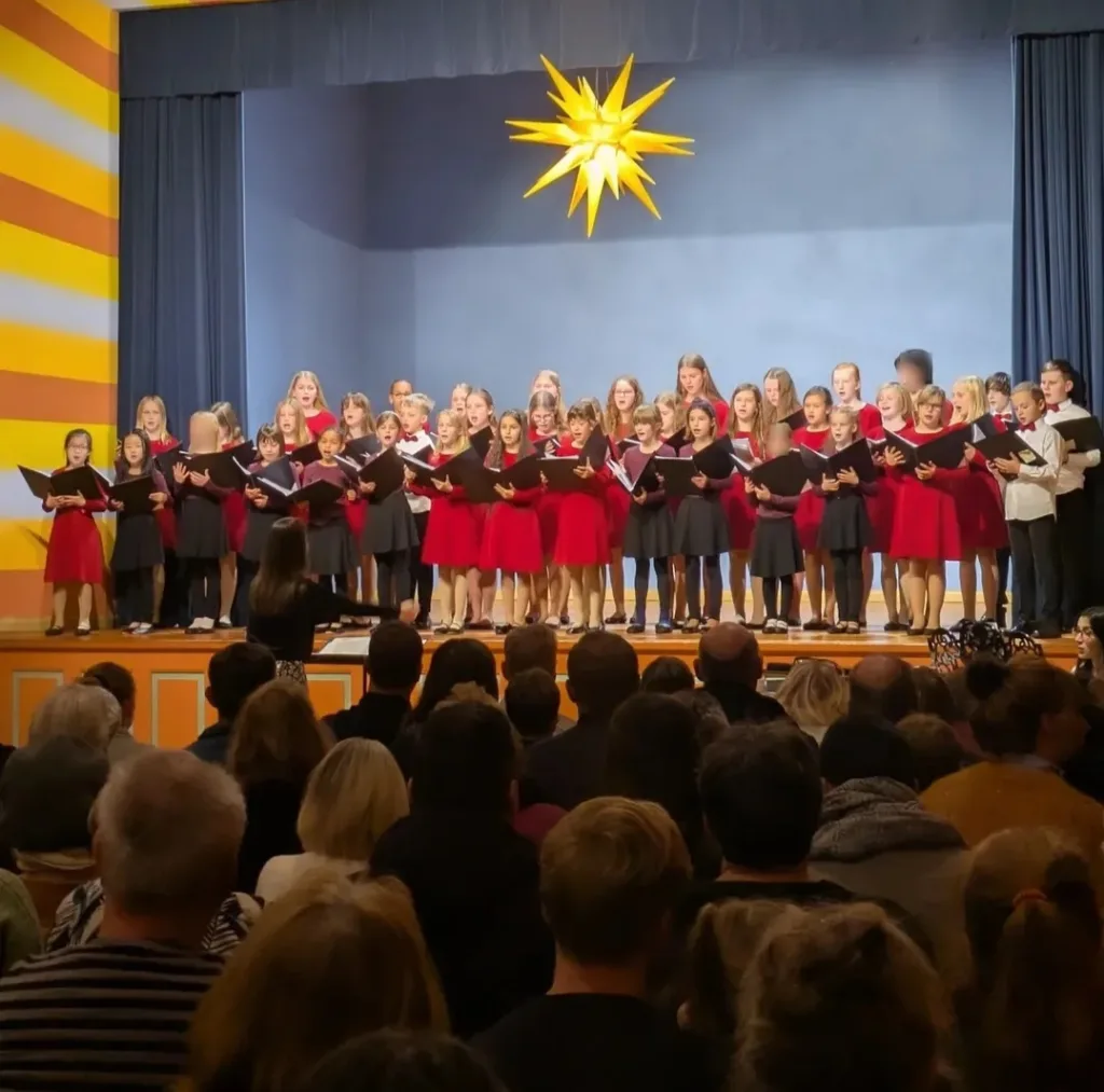 Kinderchor auf Bühne unter Stern